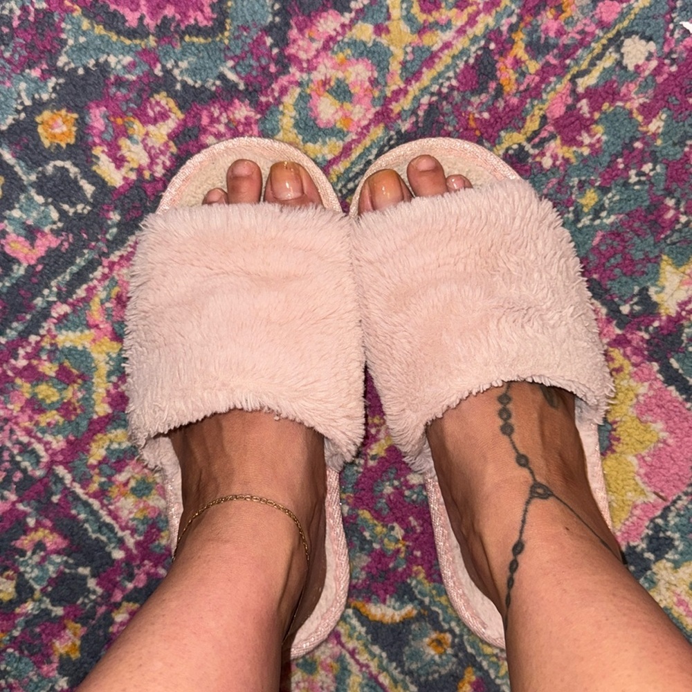 Pre-loved & Pink Fluffy Slippers